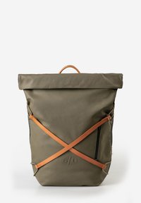 Zaino a roll-top verde oliva realizzato in materiale resistente, con dettagli in pelle beige e cinturini incrociati, dotato di un logo impressa sul davanti.