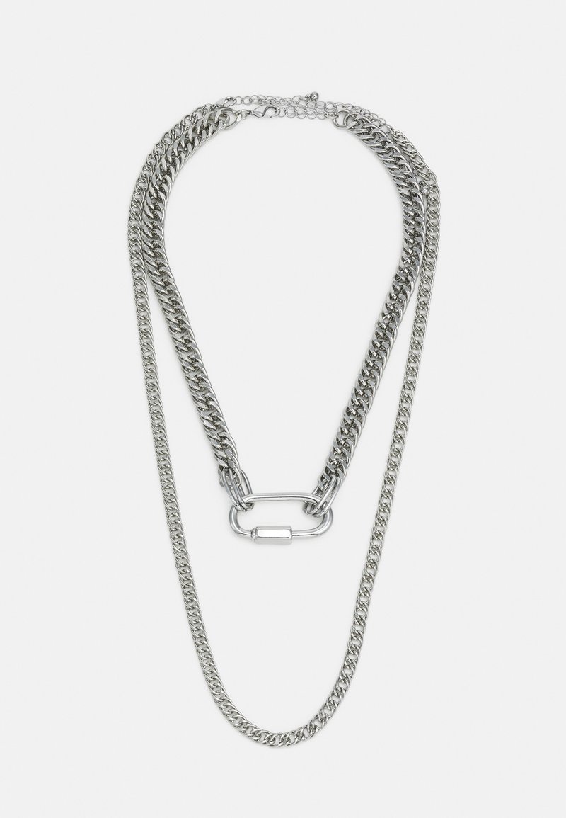 Colar em prata com múltiplas camadas, apresentando um design de elos texturizados e um fecho oval central. Acabamento metálico liso.