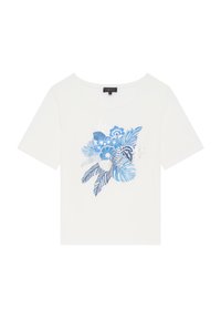 Witte t-shirt met korte mouwen, versierd met een grafisch ontwerp van blauwe bloemen en bladeren in verschillende tinten blauw. Zachte katoenen stof met een ronde hals.