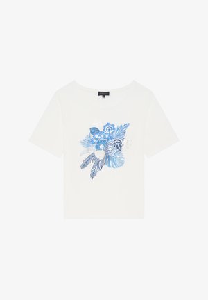 Witte t-shirt met korte mouwen, versierd met een grafisch ontwerp van blauwe bloemen en bladeren in verschillende tinten blauw. Zachte katoenen stof met een ronde hals.