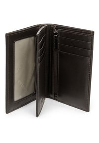 Portafoglio in pelle marrone scuro con diversi slot per carte, una sezione con cerniera e una finestra ID trasparente. Presenta cuciture a contrasto.