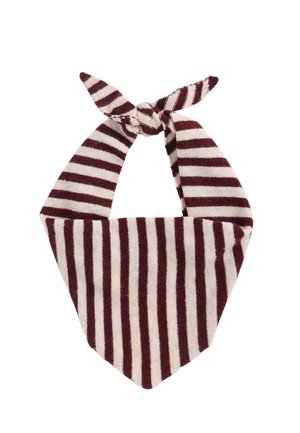 Zachte stoffen bandana met diagonaal lopende bordeauxrode en witte strepen, vastgeknoopt aan de bovenkant.