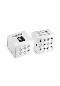 Scatole di imballaggio bianche etichettate "SECTOR Smart" con icone per funzionalità come frequenza cardiaca, cronometro, sonno e meteo. Include il modello S-08.