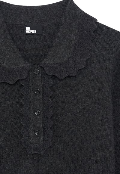 Diepgrijs gebreid polo sweater met geschulpte kraag en knopenlijst, voorzien van vier zwarte knopen en het merklabel "The Kooples".