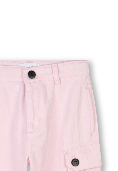 Lichtroze cargo broek van een getextureerde stof, met knoopsluiting, zijzakken en zwarte knopen. Accenten omvatten een patroonontwerp.