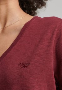 Superdry & Co EMBROIDERED V NECK  - T-shirts basic - deep port