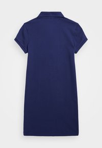 Námořnická modrá polo šaty s límečkem, krátkými rukávy a rovný střih. Vyrobeno z hladké tkaniny s jednobarevným designem.