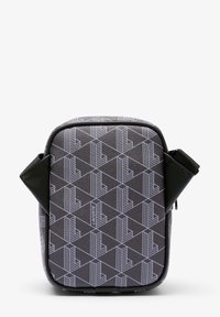 Pequeño bolso de hombro rectangular negro con un patrón geométrico blanco repetitivo y correa ajustable negra.