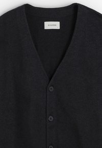 Cárdigan gris oscuro con cuello en V, cinco botones negros, textura suave y una etiqueta que dice "SCALPERS" en la zona del cuello.