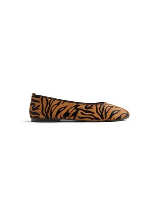 Ballerines en daim marron avec des rayures noires de tigre, présentant un bout arrondi et une semelle plate, conçues pour être facilement enfilées et retirées.
