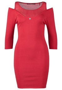 Rode, strakke jurk met een ronde halslijn en driekwart mouwen; bevat een doorschijnende, netachtige halslijn en een driehoekig accentdetail.