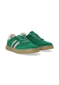 Grüne Wildleder-Sneaker mit cremigen Akzenten, ausgestattet mit zwei seitlichen Streifen, runden Schnürsenkeln, einer strukturierten Gummisohle und einem gepolsterten Schaft.