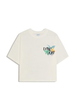 Bijela kratka majica s kratkim rukavima, skraćena, s natpisom "DAY OFF" i grafičkim prikazom zelenih i žutih tropskih listova na lijevoj strani prsa.