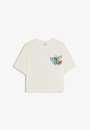 Fehér, rövid ujjú, crop felső, melyen a "DAY OFF" felirat és zöld és sárga trópusi levelek grafikája található a bal mellrészen.