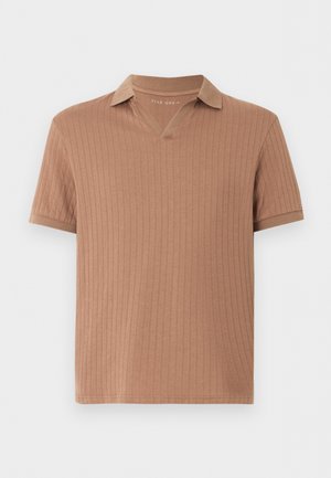 Polo marron à manches courtes en tissu côtelé avec col en V, fabriqué en tissu tricoté léger.