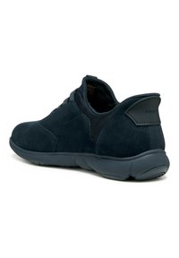 Sneakers in suede blu navy con una texture liscia, pannelli in rete, suola ammortizzata e un accento con logo sul tallone. Il design offre comfort leggero.