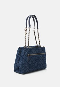 Pikowany granatowy torba denimowa z podwójnymi ramiączkami, złotymi akcentami łańcuszka oraz zamykaną na zamek kieszenią z przodu. Teksturowany i usztywniony design.