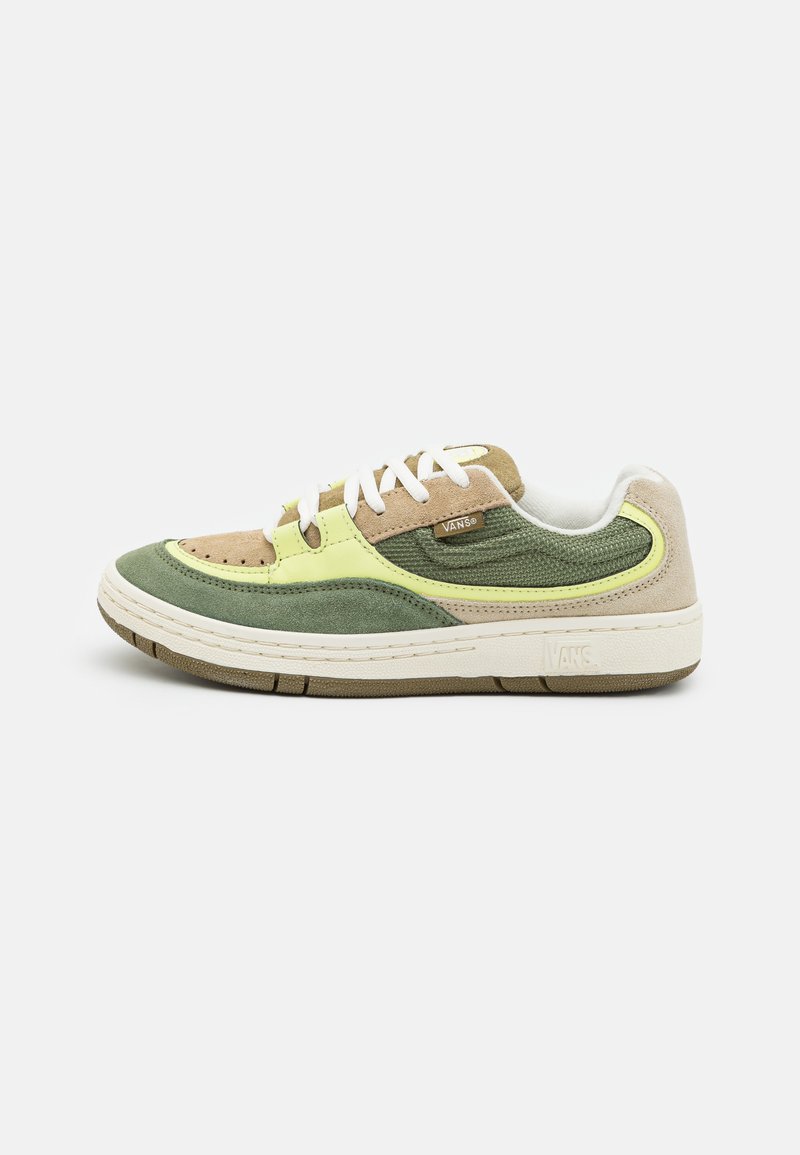 Zapatillas verdes y beige que presentan una mezcla de materiales, incluyendo ante y tela, con cordones blancos y una suela de goma texturizada.