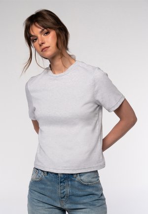 Graues Baumwoll-T-Shirt mit kurzen Ärmeln, rundem Ausschnitt und lässiger Passform. Der Stoff hat eine weiche Textur und ein dezentes Melange-Muster.