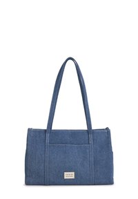 Sac fourre-tout rectangulaire en denim bleu avec de longues poignées doubles et une petite étiquette avant portant l'inscription « nat & nin ».