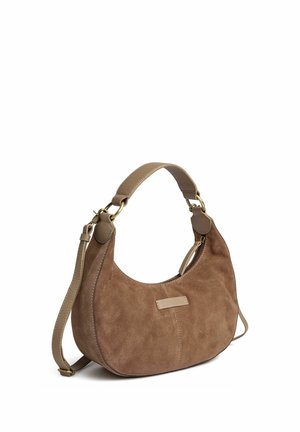 Bolso de ante marrón con forma de media luna, asa de cuero beige y correa de hombro desmontable, herrajes en tono dorado y cierre superior con cremallera.