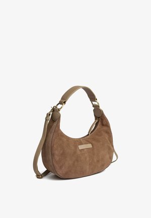 Bolso de ante marrón con forma de media luna, asa de cuero beige y correa de hombro desmontable, herrajes en tono dorado y cierre superior con cremallera.