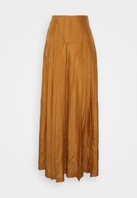 Jupe longue taille haute en tissu moutarde brillant avec des plis verticaux subtils et un détail de couture avant.