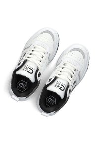 Witte en zwarte sneakers met een bovenwerk van geperforeerd leer, vetersluiting, hexagonaal logo op de tong en gestructureerde accenten op de zijpanelen.