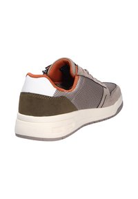 Sneaker aus beigem Mesh mit Akzenten aus Wildleder und Leder. Besondere Merkmale sind eine weiße Ferse, ein orangefarbenes Innenfutter und eine strukturierte Außensohle für besseren Halt.