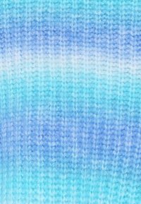 Strickstoff in verlaufenden Blautönen, mit einer sanften Textur und subtilen horizontalen Streifen. Keine sichtbaren Muster oder Hardware.