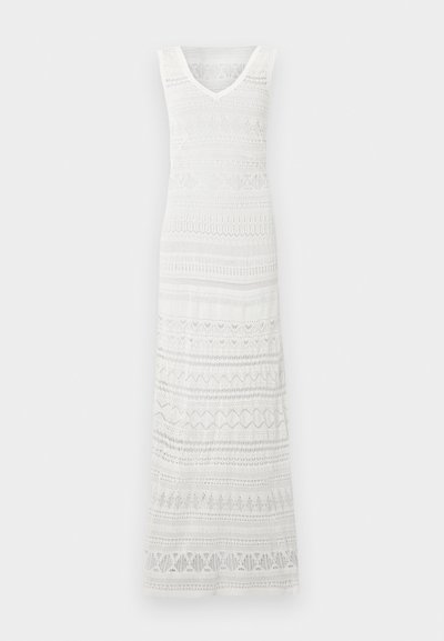 Λευκό αμάνικο μακρύ φόρεμα με V-λαιμόκοψη, με οριζόντια σχέδια δαντέλας και πλεξίματος σε όλο το ύφασμα.