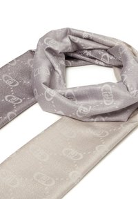 Szary i srebrny szalik o gładkiej teksturze, z delikatnym połyskiem i powtarzającym się wzorem logo w całej długości. Długi, prostokątny kształt.