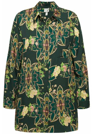 Zielona koszula w kwiatowy wzór z kołnierzykiem, długimi rękawami i guzikami z przodu. Posiada skomplikowane wzory w odcieniach żółtego, różowego i ciemnozielonego.