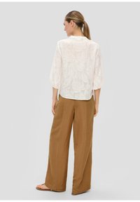 s.Oliver BLACK LABEL MIT VERZIERUNGEN - Broek - sandstein