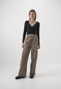 Hollister Co. LONG SLEEVE FLAT SEAMLESS WRAP TOP - Ilgarankovis viršutinės dalies drabužis - CASUAL BLACK