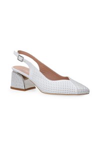 Białe buty typu slingback z perforowanym wierzchem, spiczastym noskiem i metalicznym, srebrnym obcasem w kształcie bloku z wzorem w panterkę.