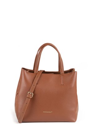 Bruine leren tote bag met een gestructureerde afwerking, dubbele handgrepen en een verstelbare schouderriem. Merkenlogo aan de voorkant weergegeven.