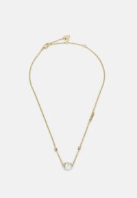 Collar de tono dorado con una delicada cadena, que presenta un colgante redondo central adornado con intrincados detalles y pequeños acentos.