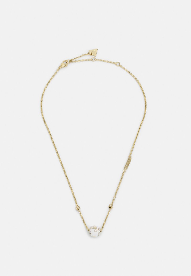 Gullfarget halskjede med en delikat kjede, med en sentral rund anheng prydet med intrikate detaljer og små aksenter.