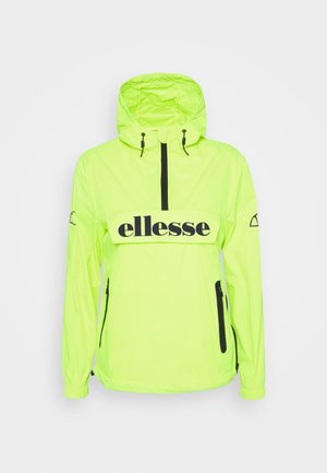 Neon gele windbreaker jas met een zwart logo op de borst, verstelbare capuchon, rits aan de voorkant en zijzakken met rits.