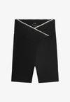 COMFORTLUX V-WAIST 10CM HOT PANTS WITH CONTRAST STITCHING - Leggings – trousers - black