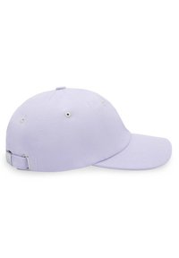 Liliowy czapka baseballowa wykonana z materiału, z zakrzywionym daszkiem, regulowanym paskiem z tyłu i otworami wentylacyjnymi na górze.