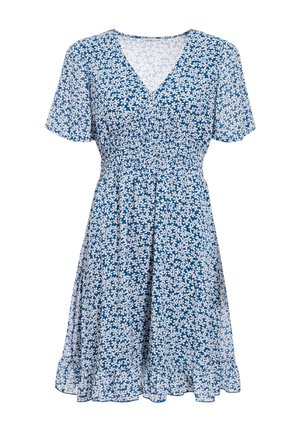 Robe fleurie bleue avec motifs de fleurs blanches, manches courtes, encolure en V, corsage froncé et ourlet volanté. Tissu léger et fluide.
