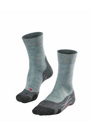 Hellgraue und dunkelgraue Socken mit einem gerippten Design, verstärktem Zehen- und Fersenbereich, subtiler Textur und rotem Logodetail am Knöchel.