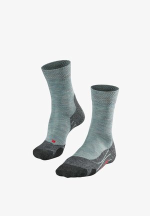 Hellgraue und dunkelgraue Socken mit einem gerippten Design, verstärktem Zehen- und Fersenbereich, subtiler Textur und rotem Logodetail am Knöchel.