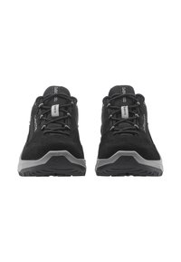 Par de zapatos de senderismo negros con suelas grises, cierre de cordones y etiquetas visibles de Gore-Tex en las lengüetas.