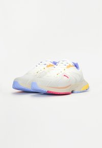 Pantofi sport albi cu accente multicolore în portocaliu, roz, galben și albastru. Prezintă un superior texturat, panouri din plasă și tălpi din cauciuc.