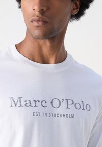 Marc O'Polo LONG SLEEVE CLASSIC INSIDE CHEST PRINT - Langarmshirt - white