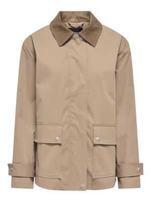 Beige jakke med kordfløyelkrage, front med trykknapper, to frontlommer med klaff og trykknapper, og justerbare trykknappmansjetter.