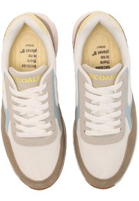 Witte en lichtgrijze sneakers met een blauwe accent, beige suède details en een textuurmesh bovenwerk. Bevat witte veters en een gewatteerd interieur.